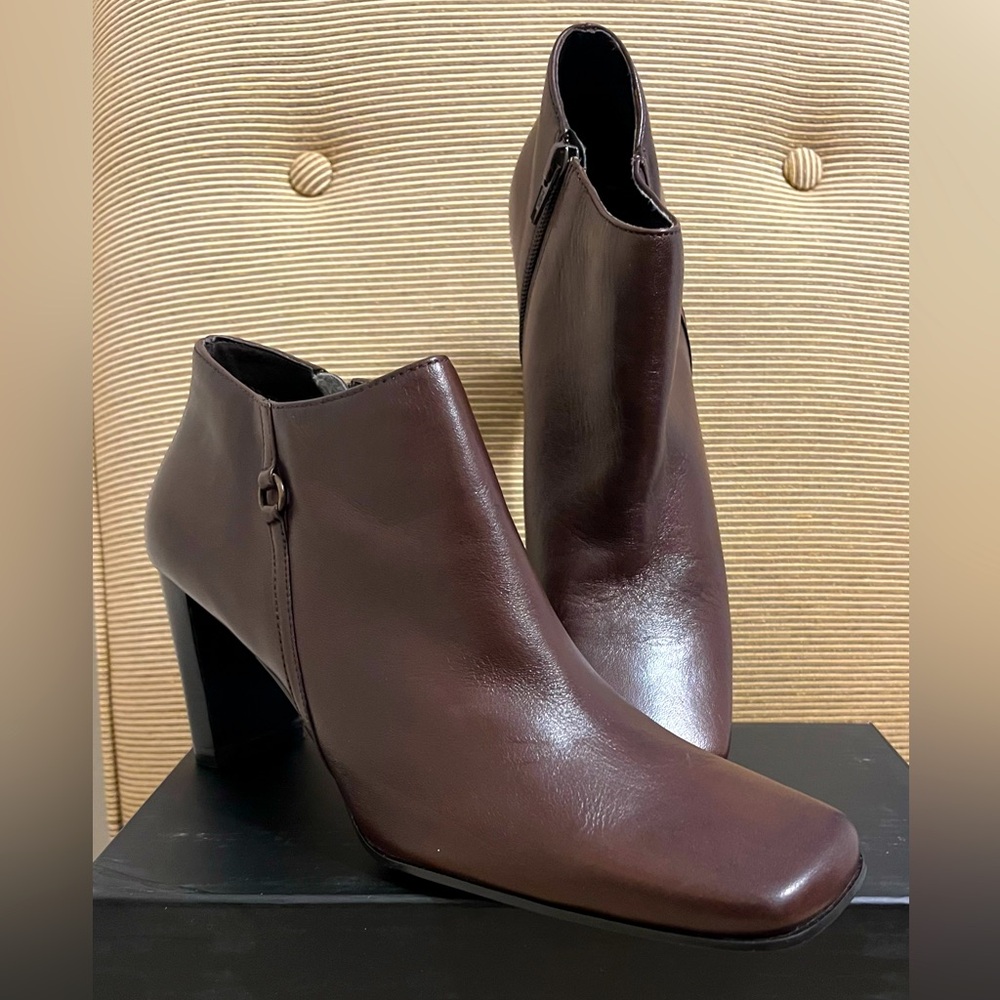 NWOT Bandolino Urbane Brown Leather Zip Ankle Bootie - Size 8.5 - Picture 3 of 13